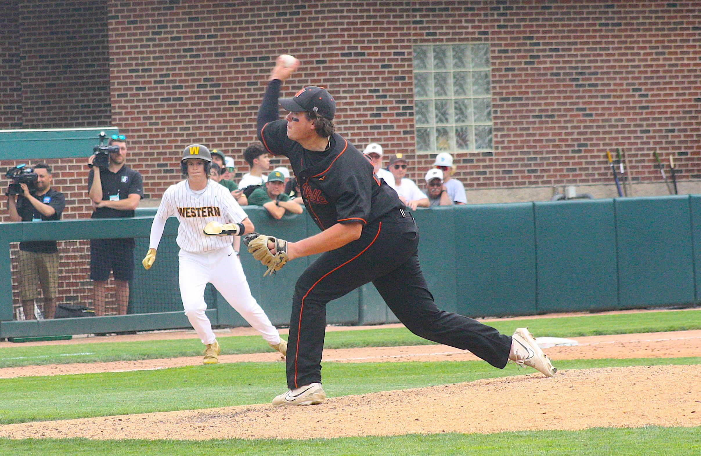 Caden Besco delivers a pitch