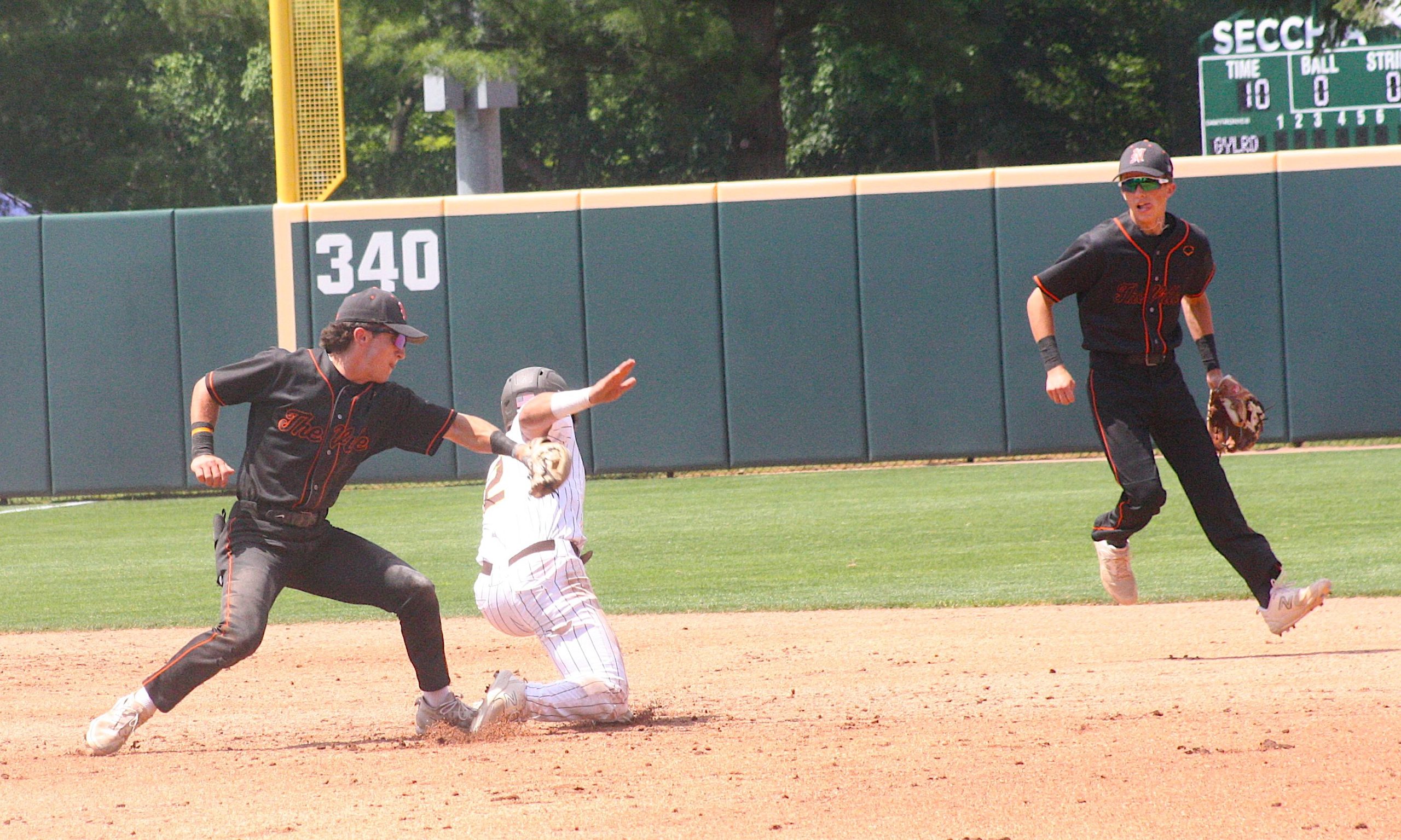 BoB9 - Social House News Connor Vissotski attempts to tag a Western baserunner