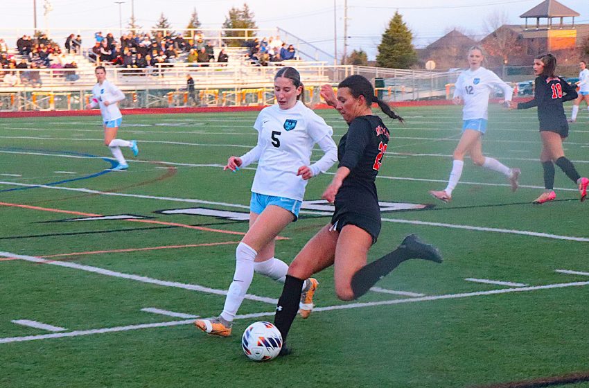  DRAMA QUEENS: Mustangs score 2 in final minutes to edge Skyline